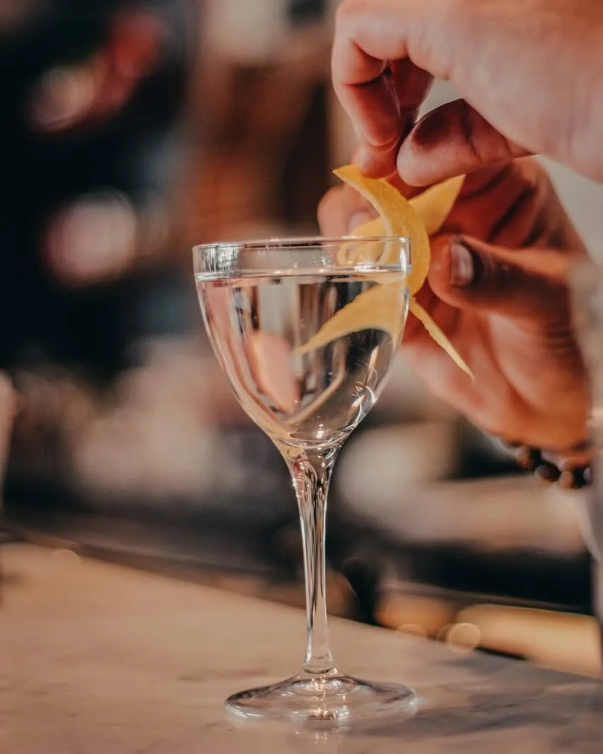 Preparazione di un drink al bancone di Agape