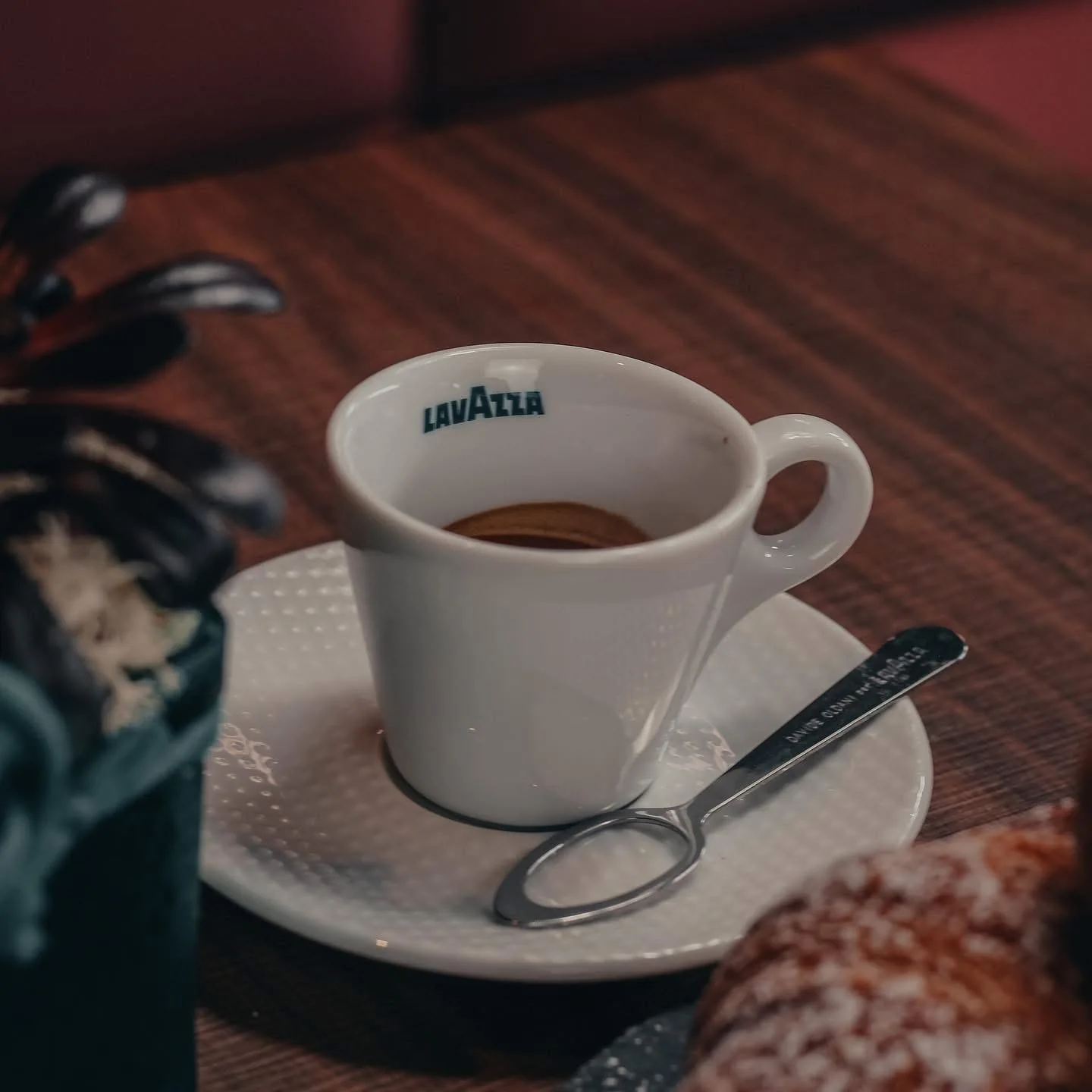 Tazzina di caffè espresso al tavolo da Agape